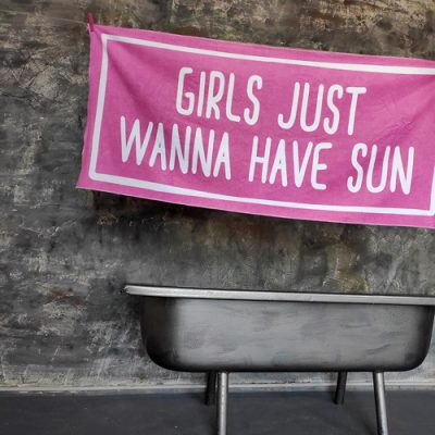 Полотенце большое с принтом «Girls just wanna have sun»